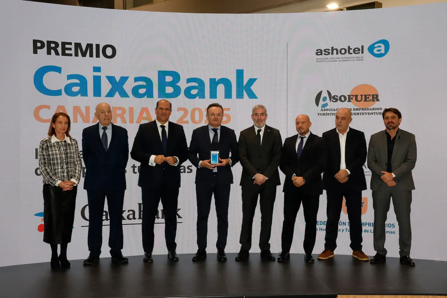 Portada de noticia: CaixaBank entrega en Fitur los ‘Premios de Innovación y Modernización de Empresas Turísticas en Canarias’