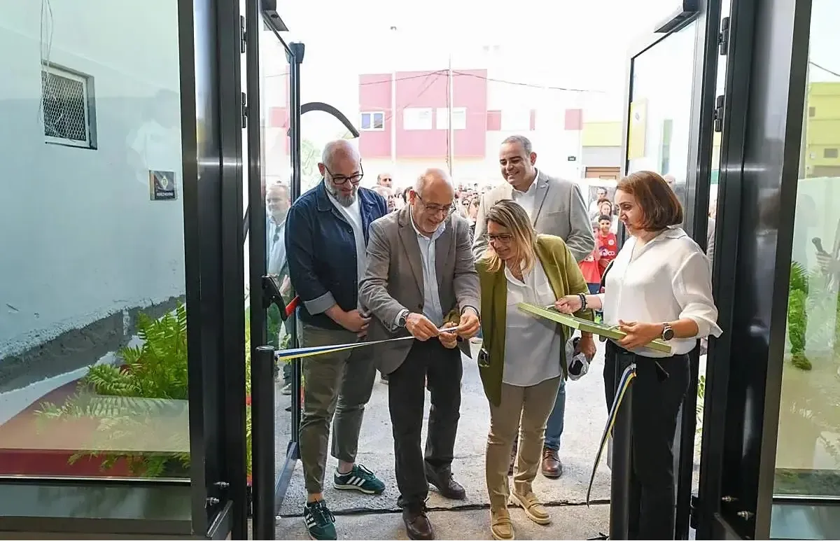 Portada de noticia: Pérez Moreno e IMESAPI culminan la reforma integral del pabellón Chano Melián en El Carrizal