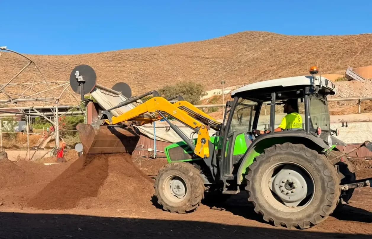 Portada de noticia: Ayagaures Medioambiente impulsa formación especializada para reforzar la limpieza de las playas de Agüimes