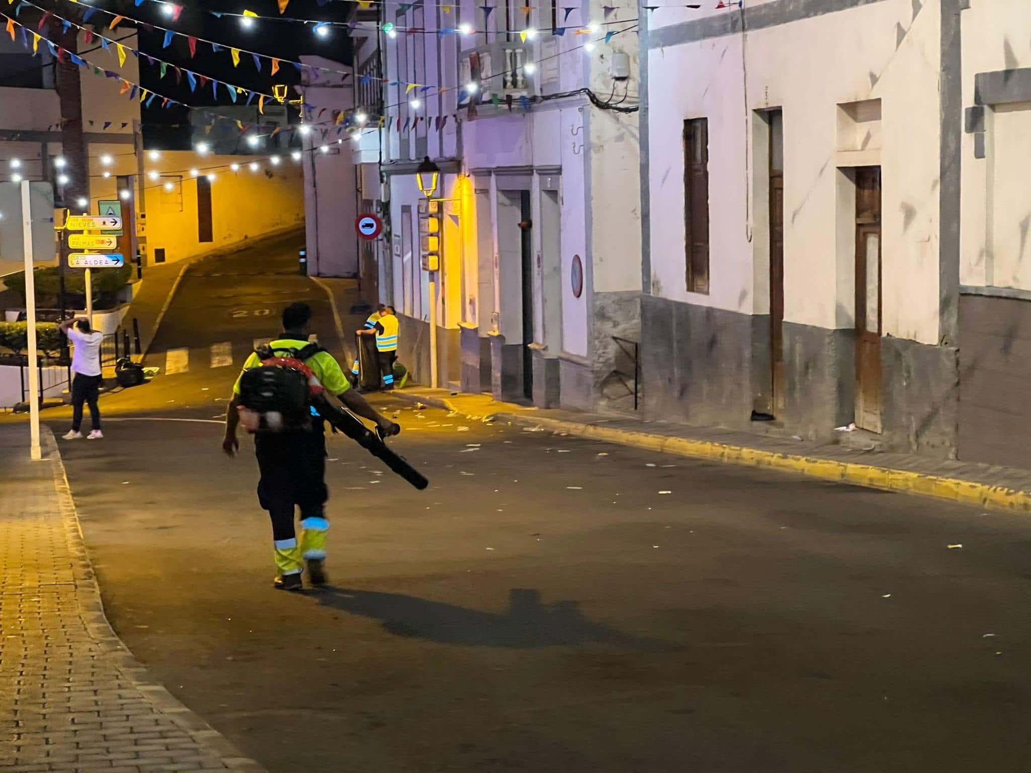 Portada de noticia: Ayagaures recoge más de 36 toneladas de residuos durante La Rama de Agaete